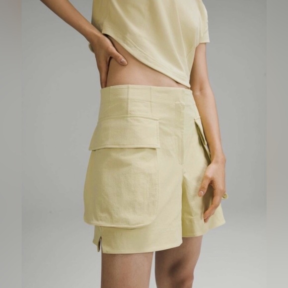 lululemon Women’s Relaxed Fit Super High Rise Yellow Cargo Short 4” size 10 NWT - Picture 1 of 9